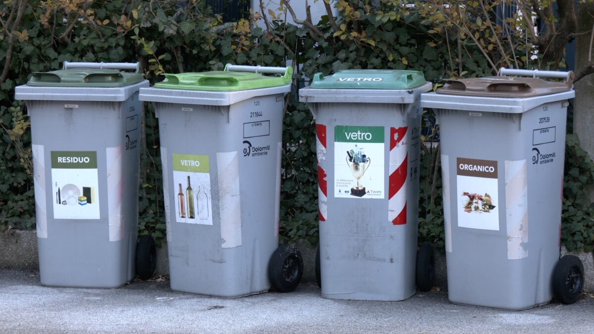 Raccolta differenziata, a Trento i distributori automatici di sacchetti