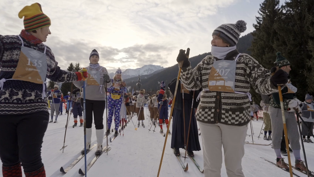 Un tuffo nel passato sugli sci stretti: grandissima partecipazione alla Marcialonga Story
