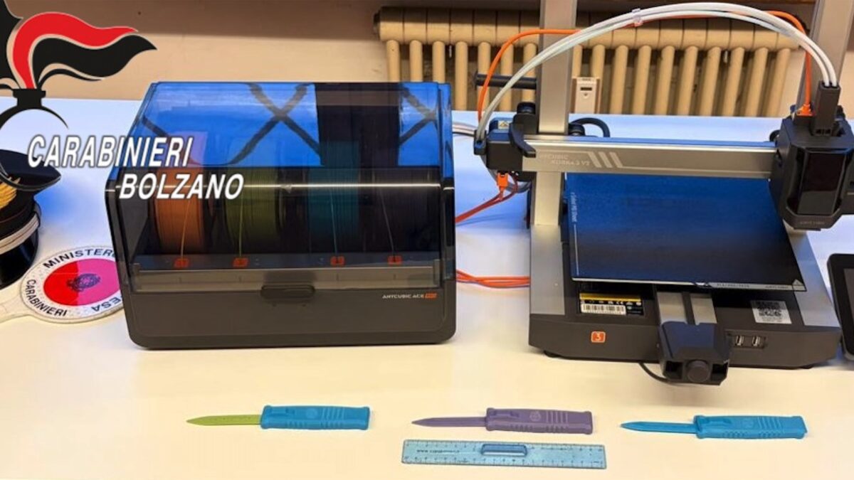 Coltelli stampati in 3D e smerciati a scuola,denunciato un minore