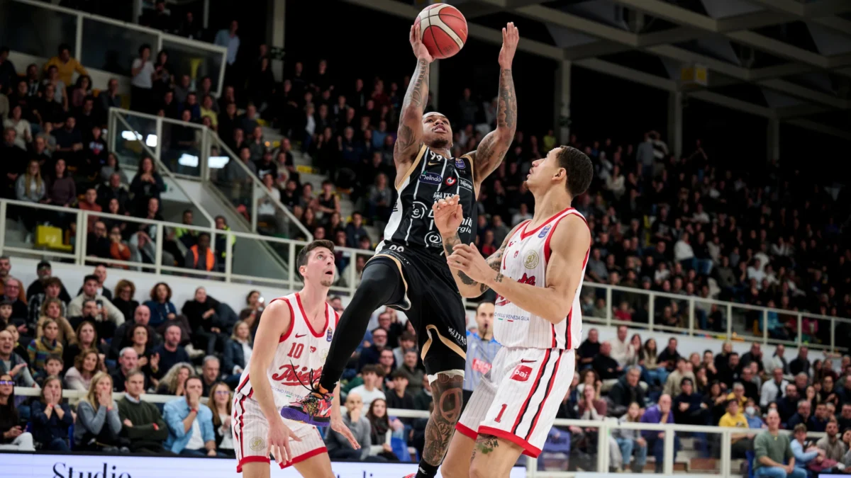 Aquila, che rimonta pazzesca! Trieste battuta sulla sirena 89 a 87