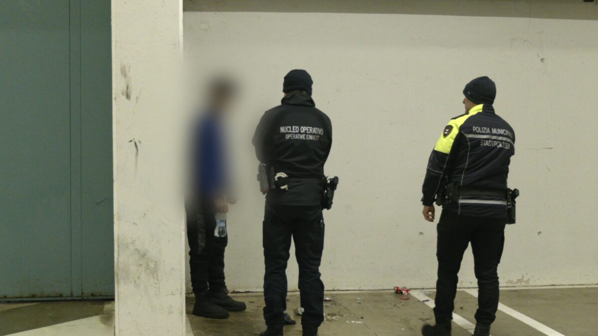 Degrado in piazza Ziller a Bolzano: giovane scoperto a drogarsi in pieno giorno