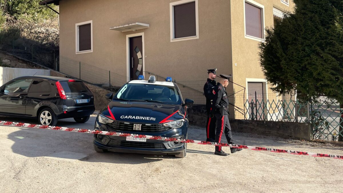 Uomo trovato morto in casa con ferite alla testa: il giallo di Strigno