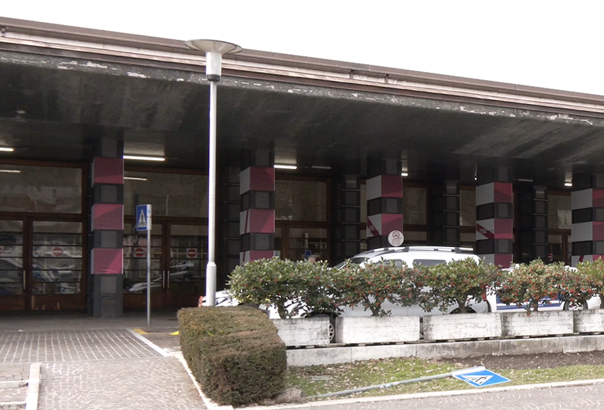 FOTO aggredisce la convivente alla stazione