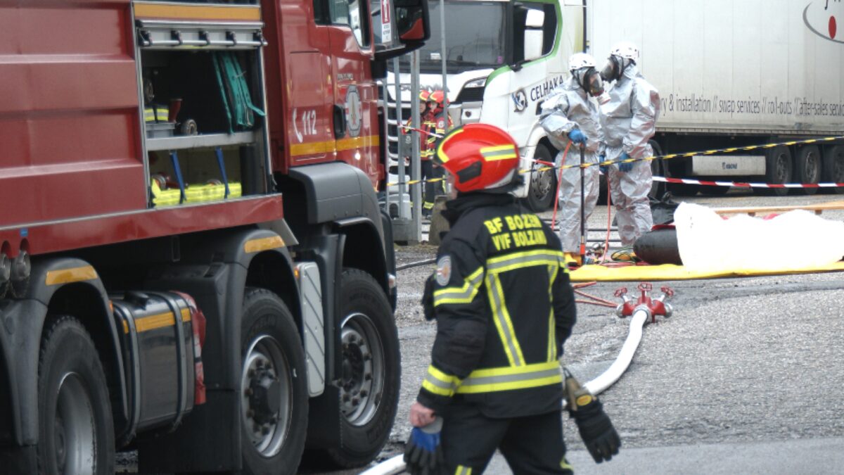 Fuoriuscita di cloro da un tir in zona industriale a Bolzano