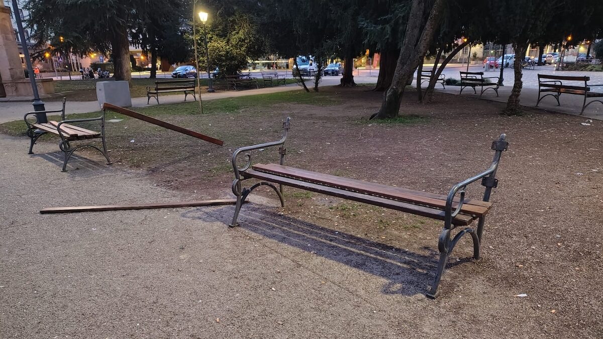 FOTO-vandali-in-piazza-dante-aspect-ratio-1200-675