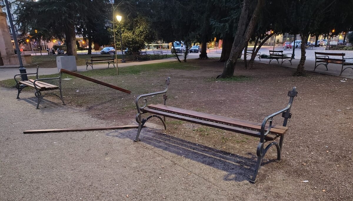 FOTO-vandali-in-piazza-dante-aspect-ratio-1200-684