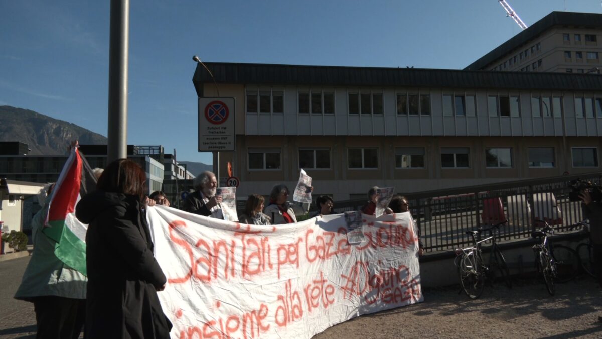 Bolzano, flashmob dei sanitari a difesa nelle Ong a Gaza