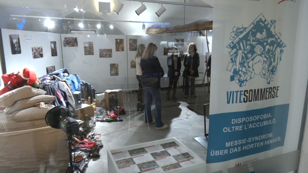 Accumulo compulsivo: a Bolzano una mostra racconta la disposofobia