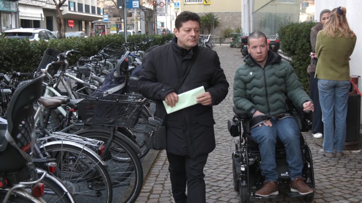 Umiliazioni e ritardi: bufera sull’assegno di cura in Alto Adige