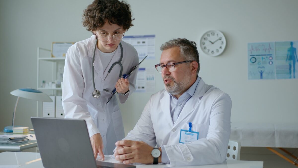 Medici al lavoro fino a 72 anni: così il governo sfida la carenza di personale