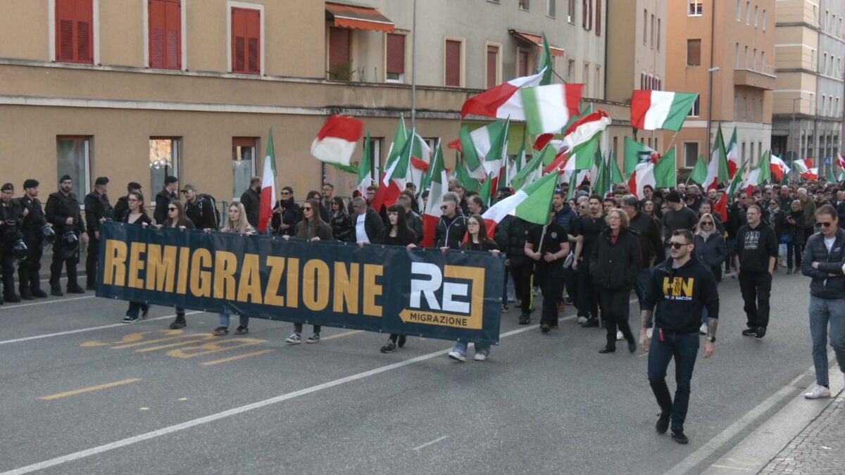 Remigrazione e contro manifestazione: migliaia in piazza a Bolzano