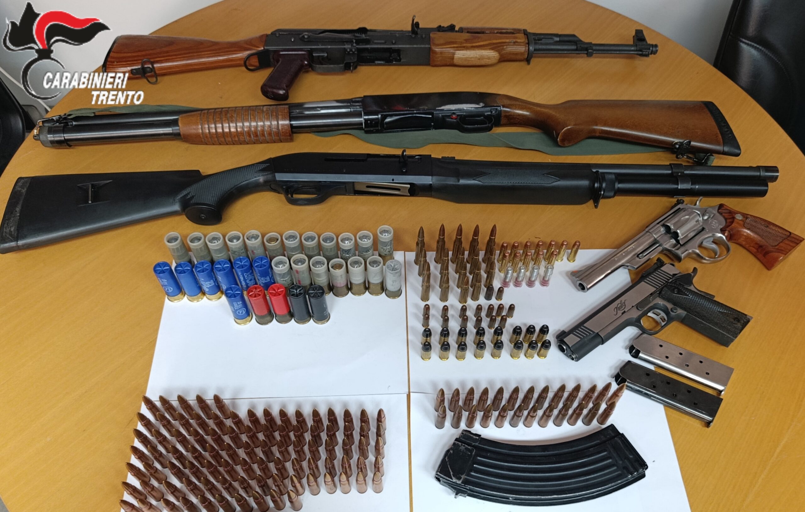 FOTO arsenale in casa