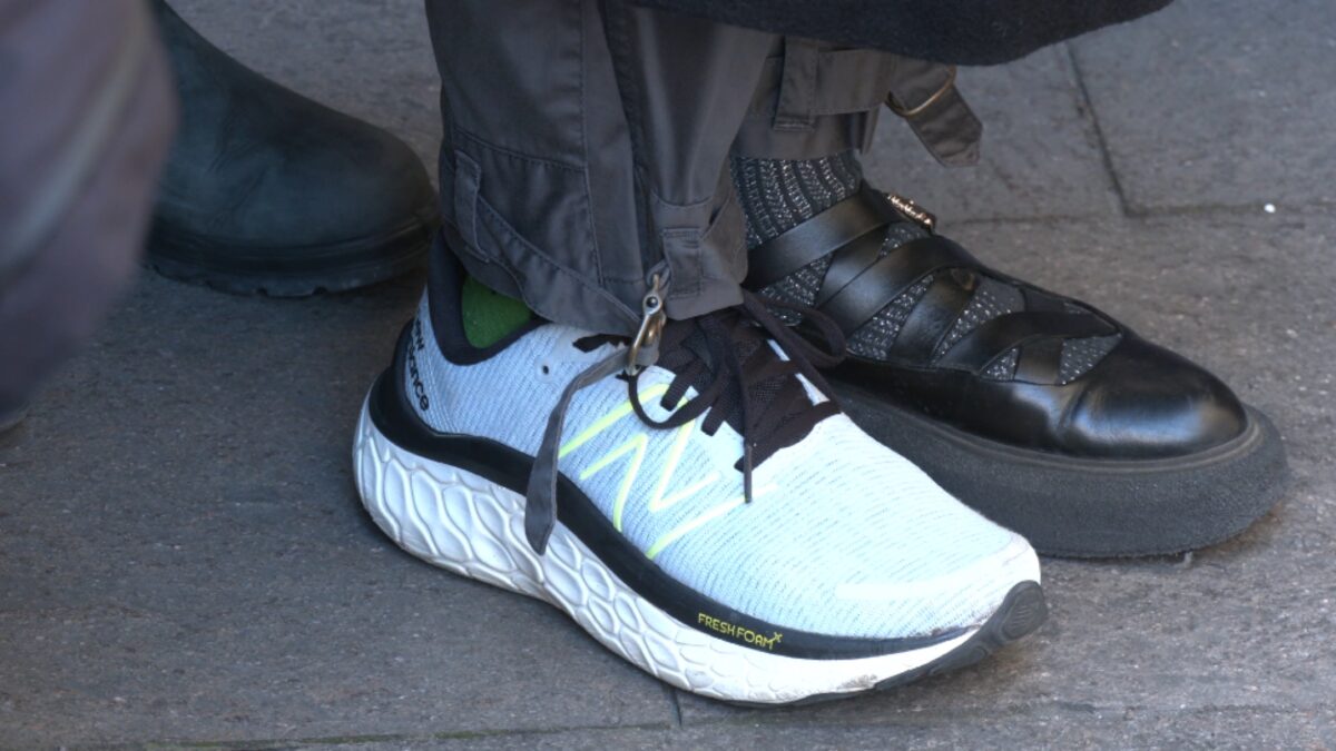 A Bolzano torna la “marcia con scarpe diverse”