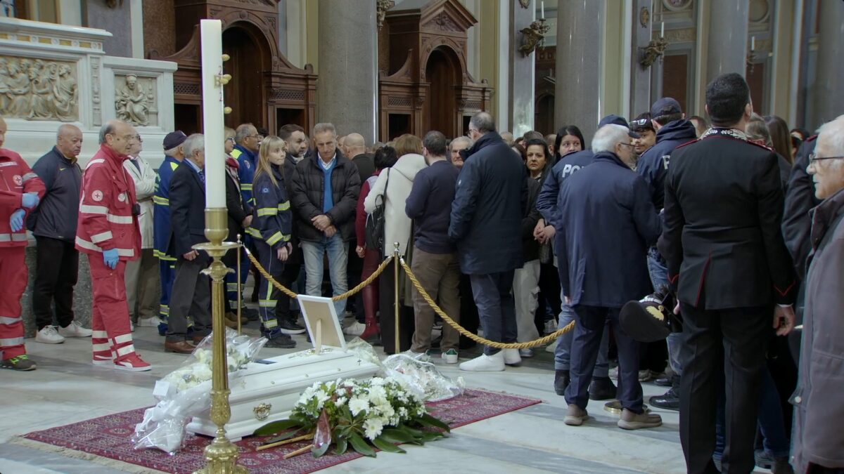 Trapianto fallito: bagno di folla al funerale del piccolo Domenico