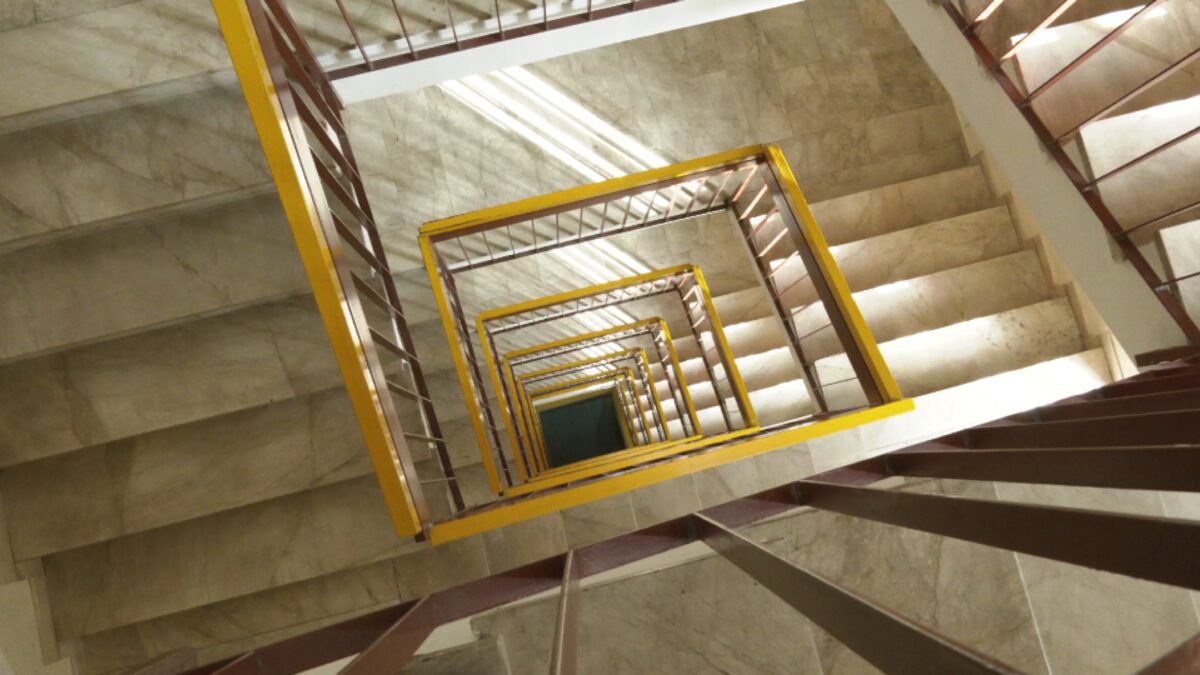 Uomo precipita e muore dal 9° piano nella tromba delle scale