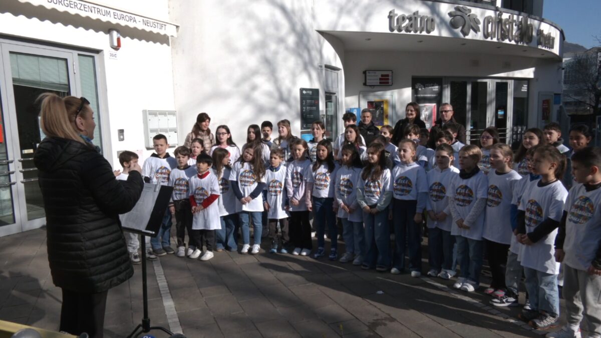 Tra poesie e canti gli alunni della Manzoni “piantano” il futuro