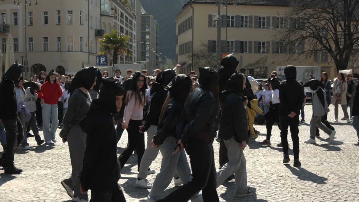 A Bolzano gli studenti ricordano Ilaria Alpi: un flashmob per la verità