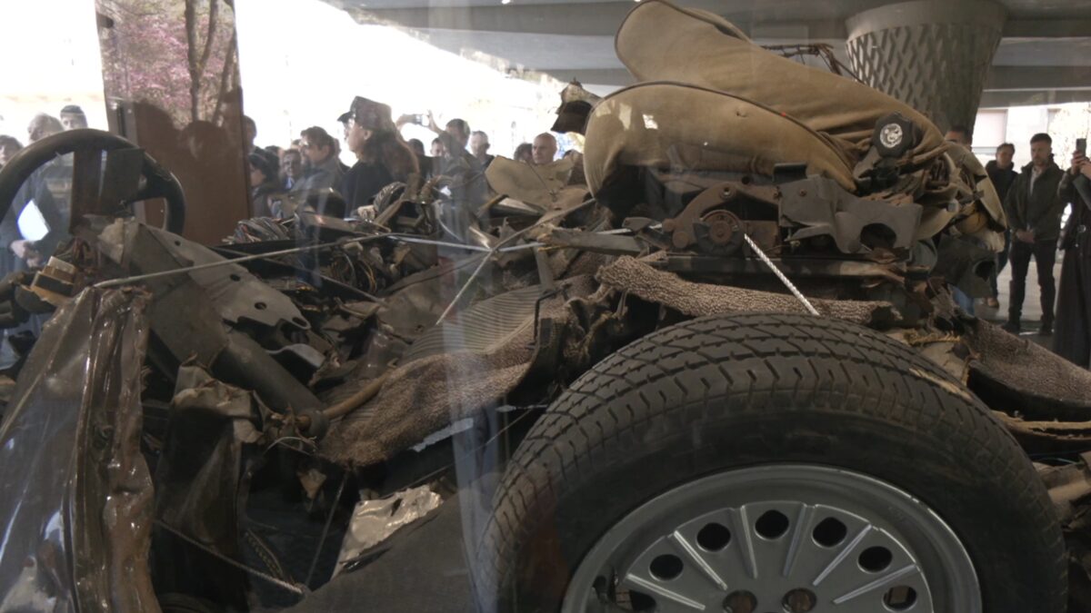 I resti dell’auto della scorta del giudice Falcone esposti a Trento