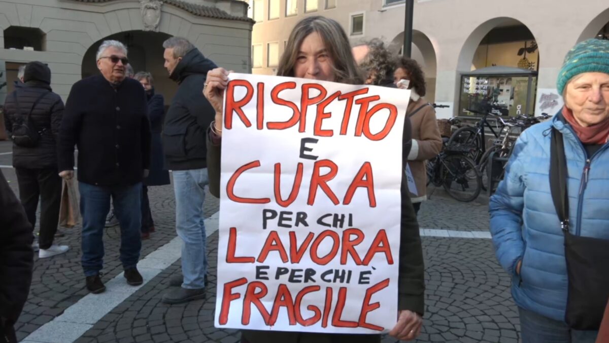“Non lasciateli per strada”: presidio di Bozen solidale in piazza Municipio