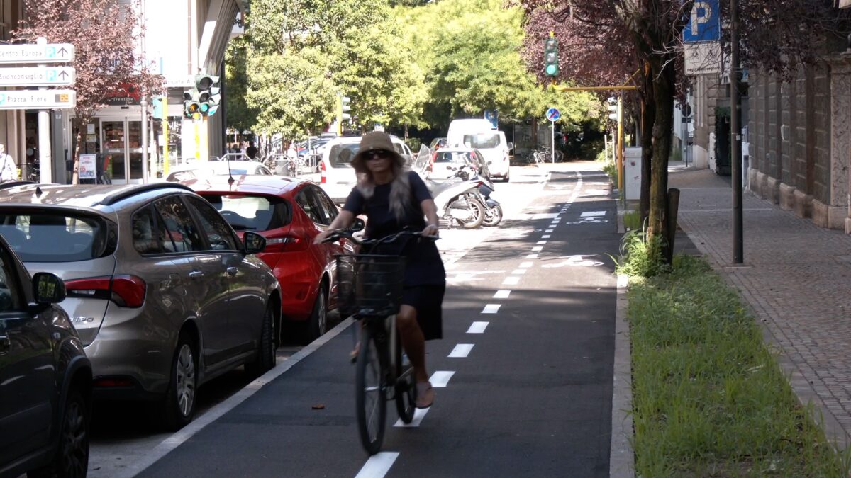 Sicurezza stradale, la Fiab: “Solo l’1% degli incidenti in bici coinvolge pedoni”