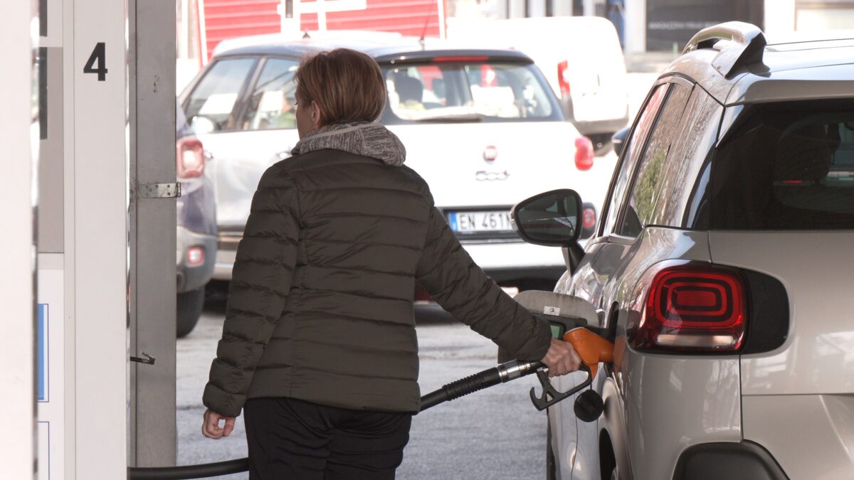 La guerra nel Golfo fa volare i prezzi dei carburanti, cittadini preoccupati
