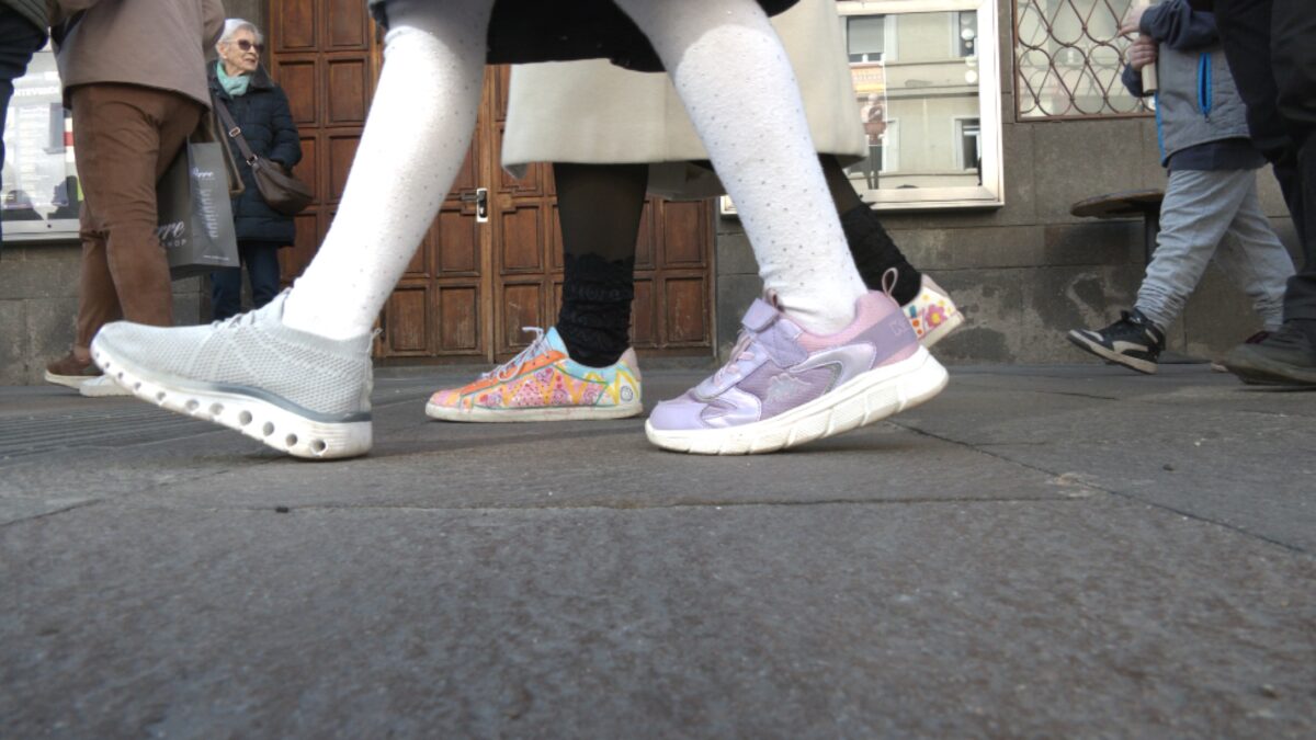 A Bolzano la “marcia con scarpe diverse” contro le diseguaglianze di genere