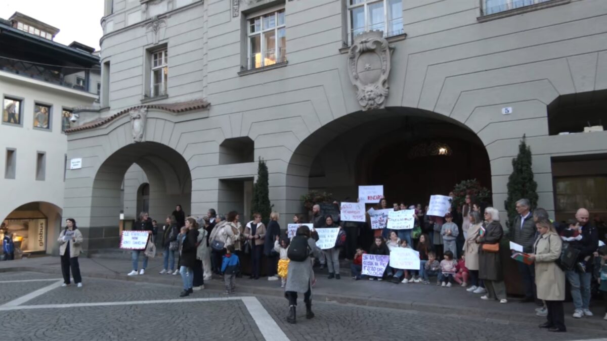 Tariffe scuole dell’infanzia: genitori di nuovo in piazza a Bolzano