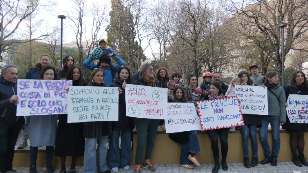 Bolzano, genitori in piazza: “No all’aumento delle rette delle scuole dell’infanzia”