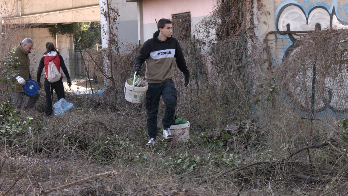 “Al mio quartiere ci penso anch’io”, così i cittadini raccolgono i rifiuti abbandonati