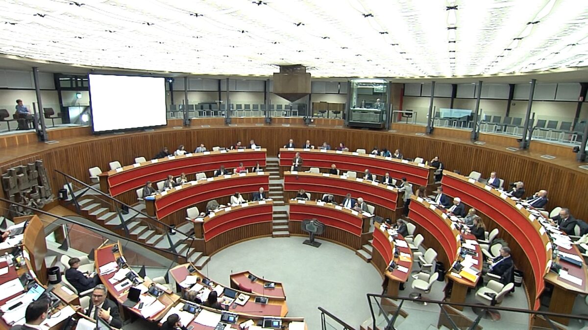 Ok dal consiglio regionale alla mozione contro la cittadinanza a Mussolini. FDI si astiene