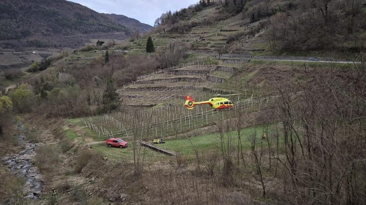FOTO auto nella scarpata