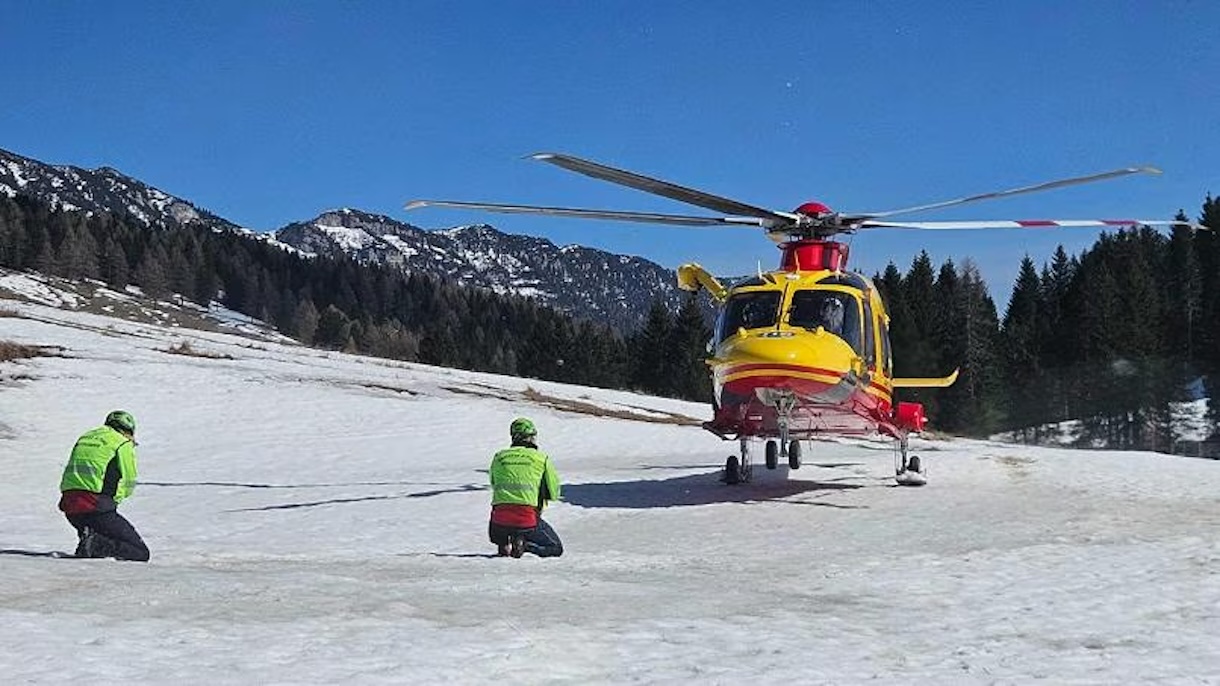 FOTO sprofonda nella neve