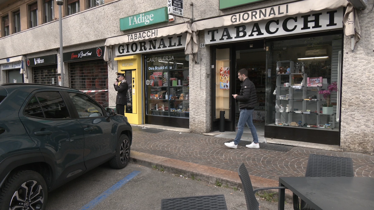 Riapre la tabaccheria dopo la sparatoria a Trento, il racconto della vittima