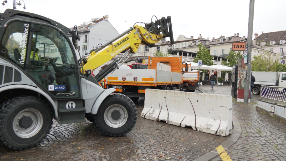 In piazza Walther via i “new jersey d’artista” arrivano le fioriere