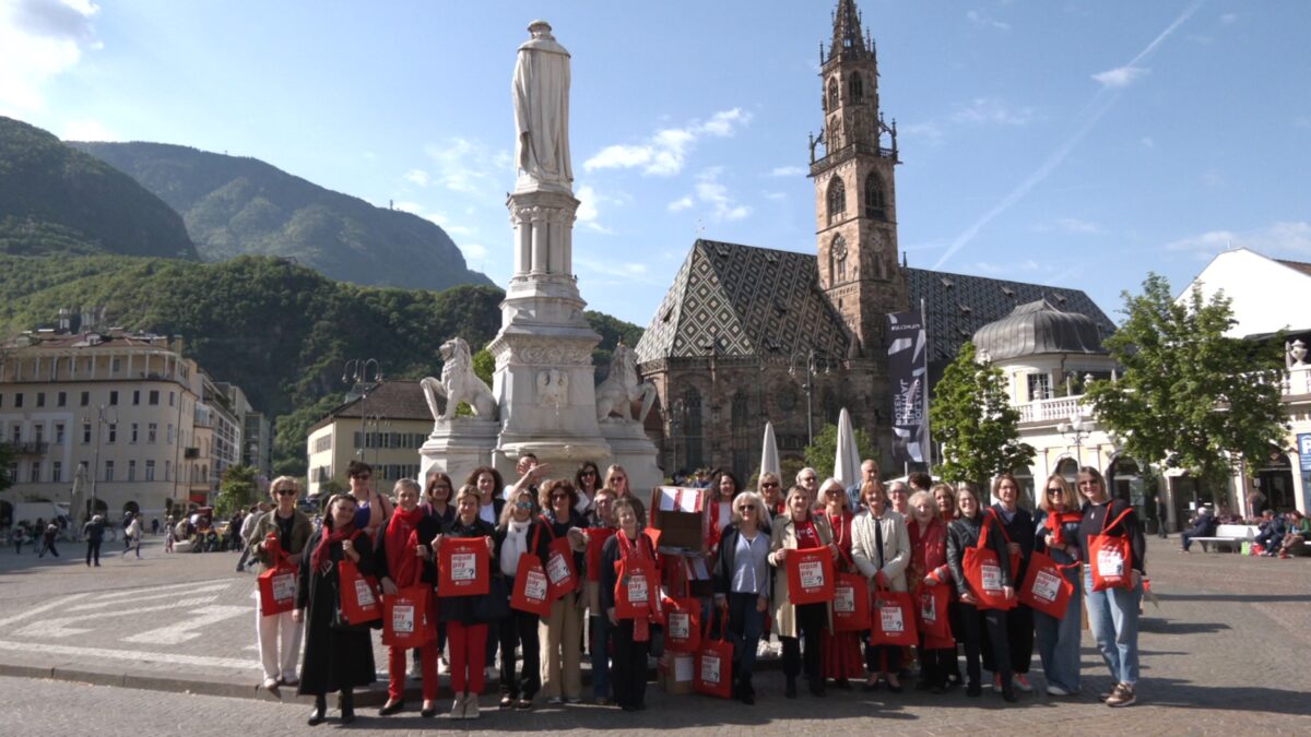 Equal Pay Day, flash mob in piazza Walther a Bolzano: “Donne, parlate dello stipendio”