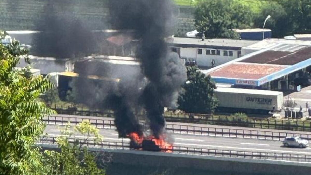 FOTO-auto-in-fiamme-1-aspect-ratio-1200-675
