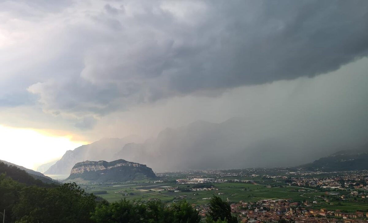 FOTO-temporali-e-grandine-aspect-ratio-1200-727