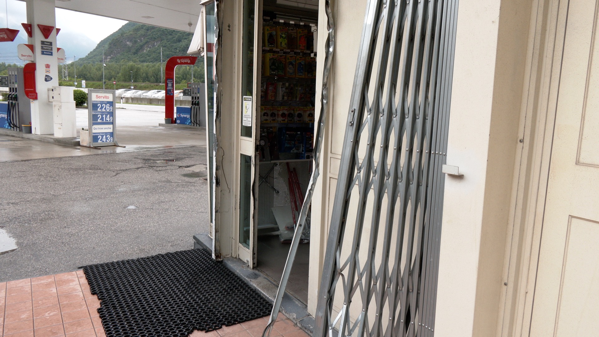 furto distributore serravalle Ala