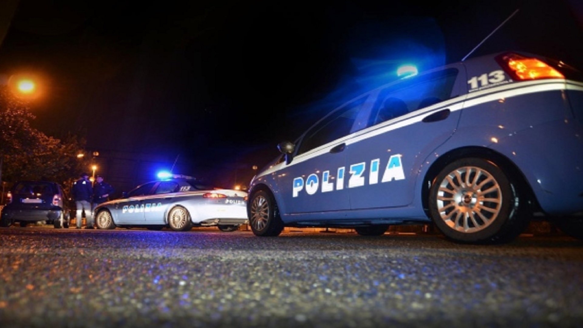 FOTO aggredisce fidanzata e poliziotti