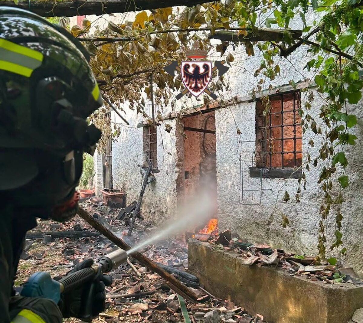 FOTO-incendio-a-Idro-2-aspect-ratio-1200-1068