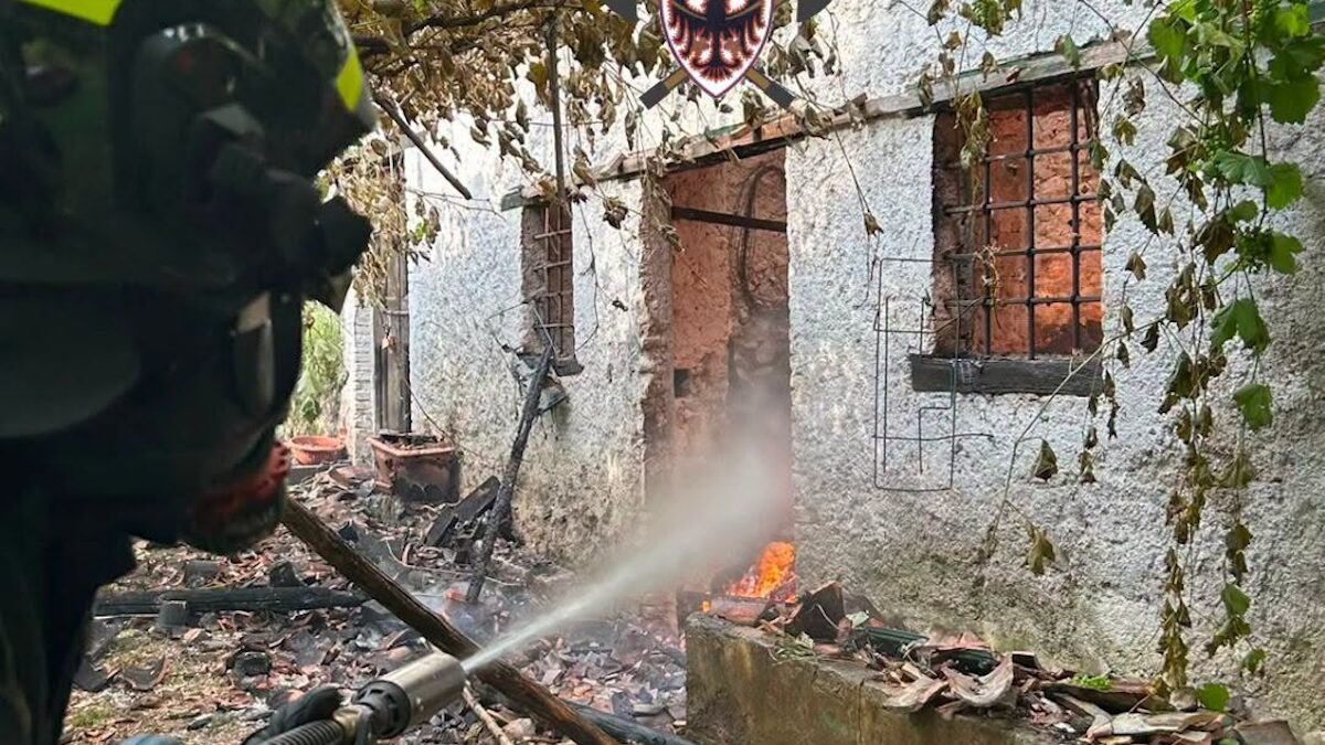 FOTO-incendio-a-Idro-2-aspect-ratio-1200-675