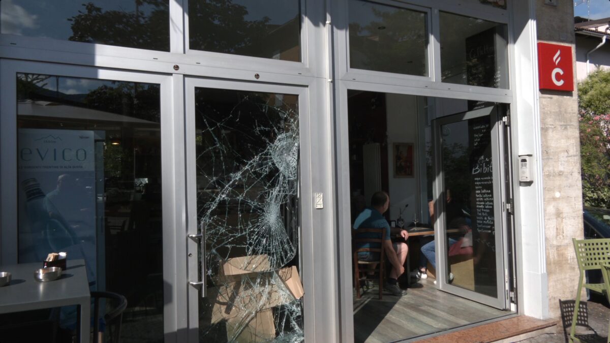 Bolzano: spaccata e furto nella notte in un bar di piazza IV Novembre