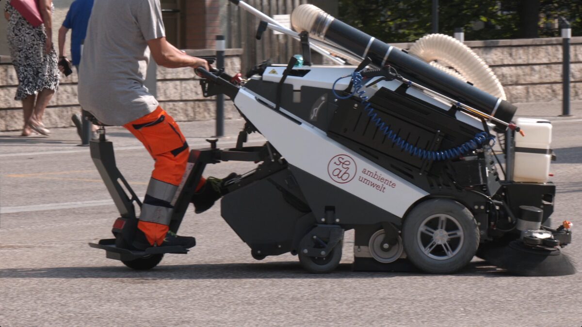 Bolzano: una nuova mini-spazzatrice per la pulizia di vicoli e marciapiedi