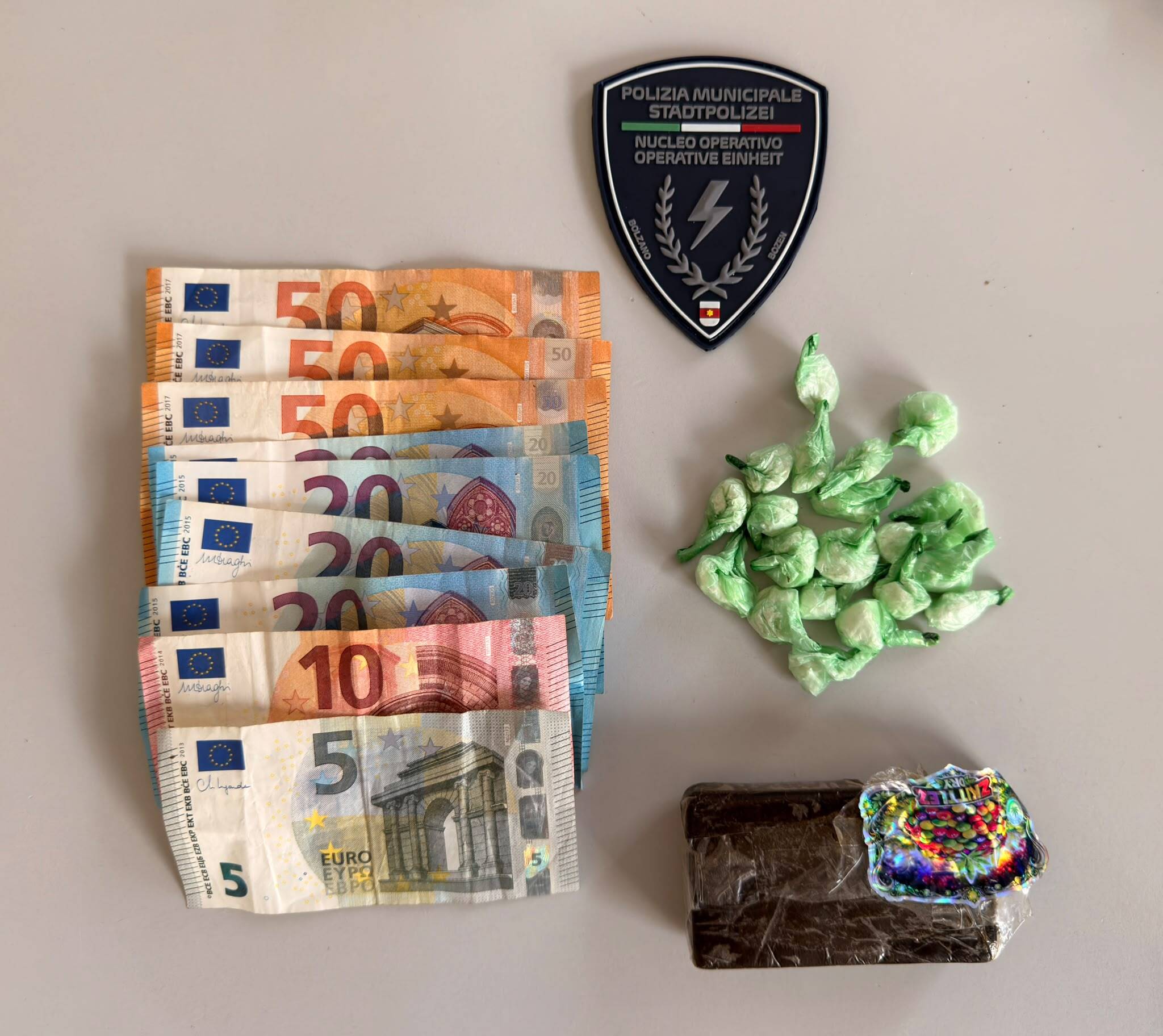 Sequestrati-hashish-cocaina-e-denaro-contante