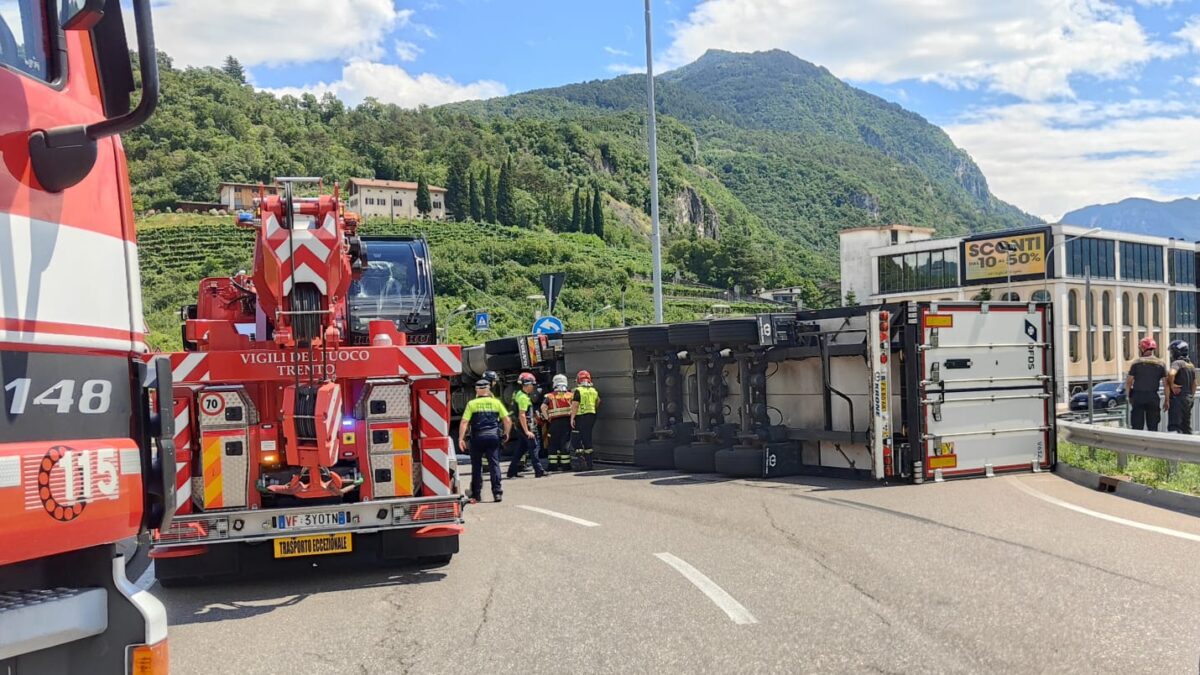 FOTO-camion-rovesciato-1-aspect-ratio-1200-675