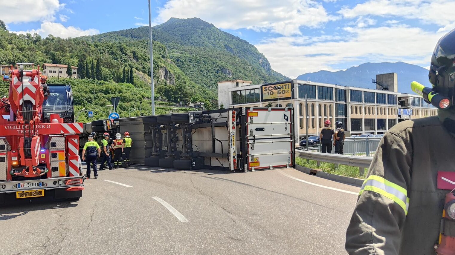 FOTO-camion-rovesciato-1-aspect-ratio-1522-854