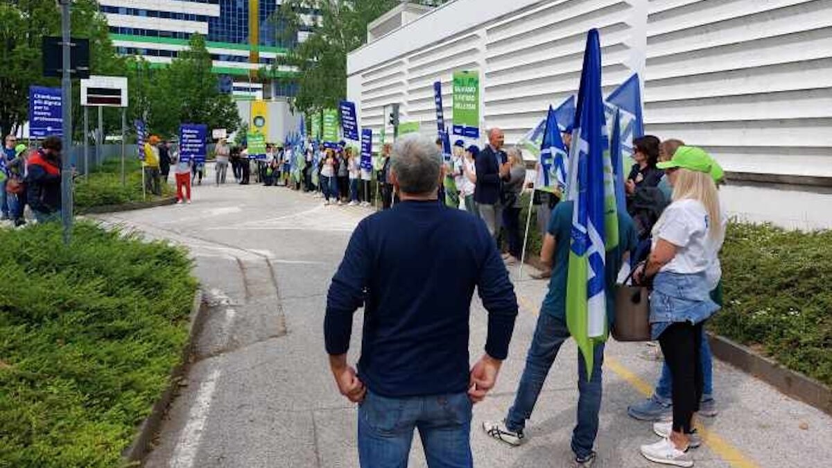 FOTO-protesta-operatori-Rsa-aspect-ratio-1200-675