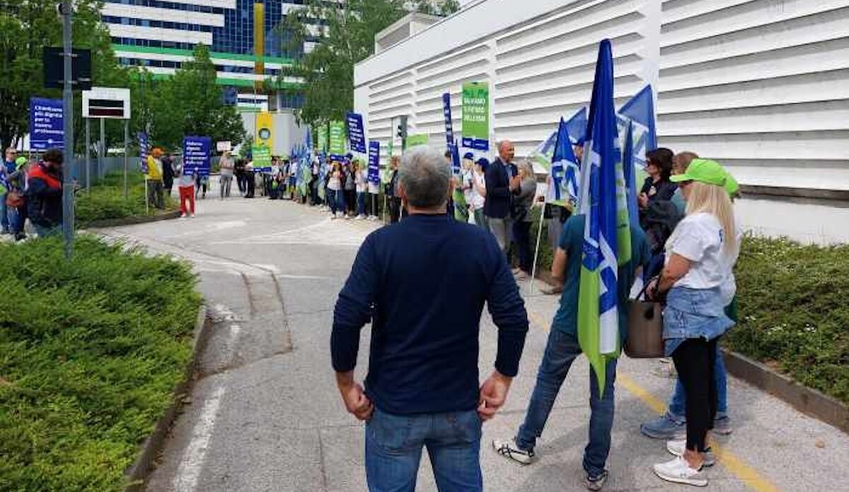 FOTO-protesta-operatori-Rsa-aspect-ratio-1200-696