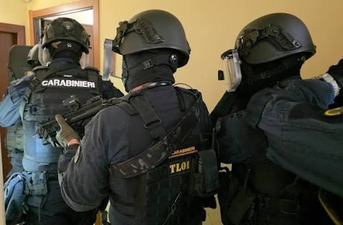FOTO spara da balcone obbligo di firma