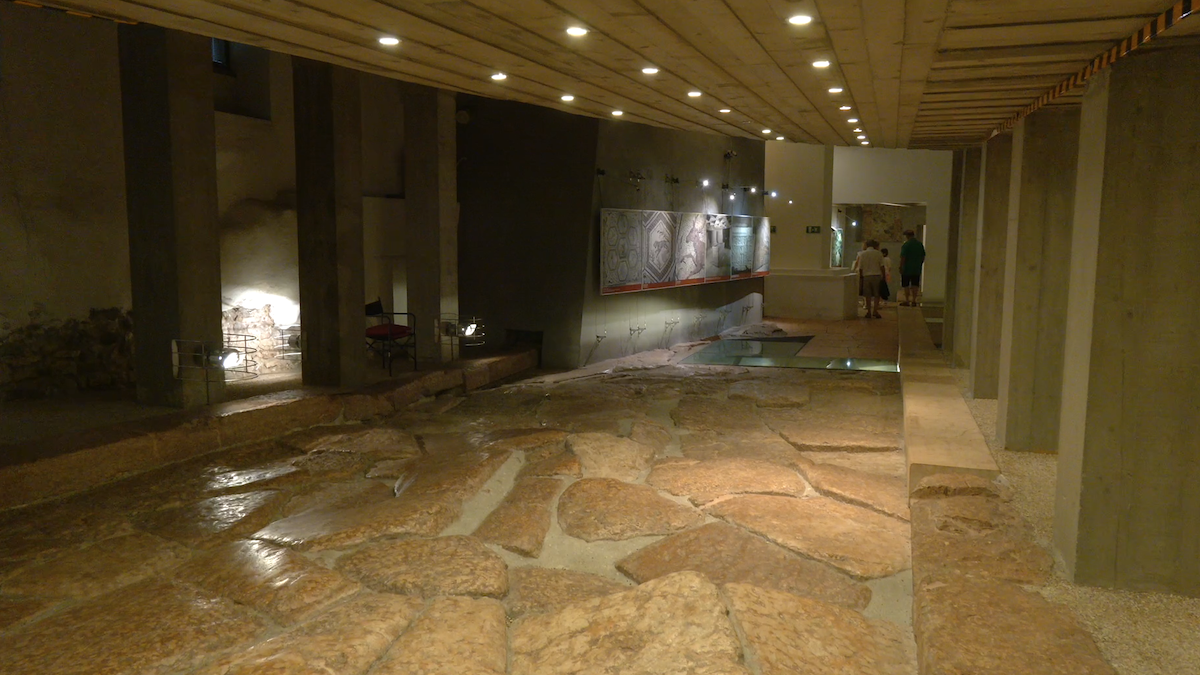 Un viaggio nella Trento romana tra ostriche e impronte di gattini